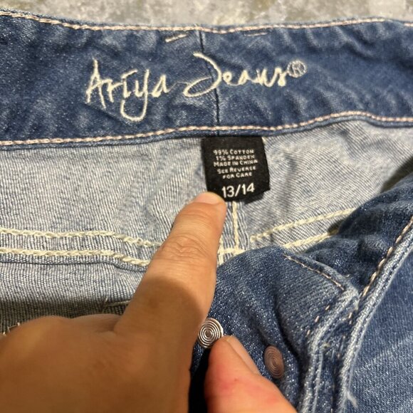 Ariya Jeans Juniors Size 13/14 Raw Hem Cut Off Cropped Embellished Distressed - Picture 4 of 11